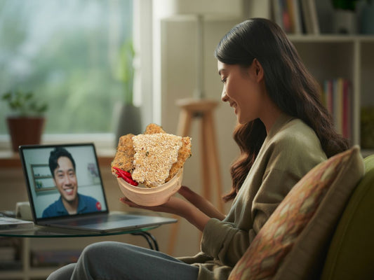 Cơm cháy chà bông bên lá thư tay và cuộc gọi video của cặp đôi yêu xa