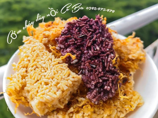 Hình ảnh tổng quan so sánh cơm cháy gạo trắng và cơm cháy gạo lứt truyền thống Việt Nam