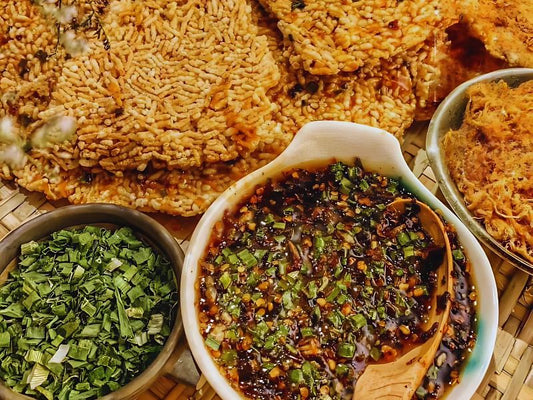 Khách hàng thưởng thức cơm cháy chà bông Cô Ba, giòn tan và hấp dẫn