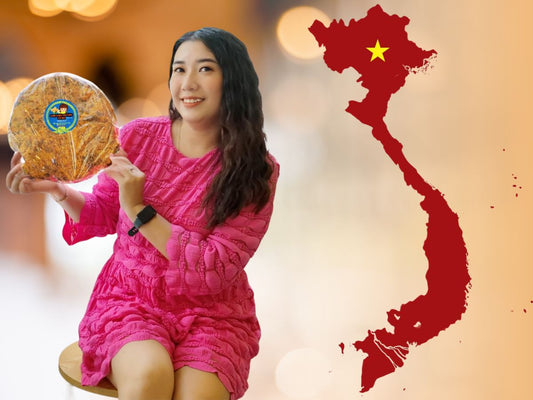 Gia đình Việt quây quần thưởng thức cơm cháy Cô Ba với bản đồ Việt Nam có Hoàng Sa và Trường Sa