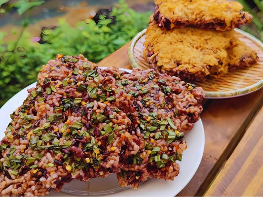 Sản phẩm Cơm Cháy Đáy Nồi Cô Ba - Gói cơm cháy giòn ngon với bao bì sang trọng